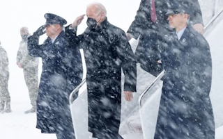Video: Bão tuyết 'làm khó' Tổng thống Joe Biden và các nhân viên, phải chờ 30 phút trên máy bay
