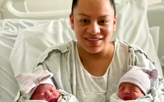 Video: Cặp song sinh chào đời cách nhau 15 phút tại Mỹ, lại rơi vào 2 năm khác nhau