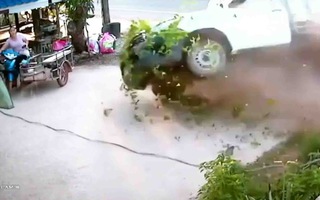 Video: Phản ứng cực nhanh, cô gái thoát cú đâm trực diện của xe bán tải