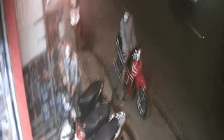 Video: Thanh niên đang loay hoay bẻ khóa trộm xe máy thì bị người dân vây bắt