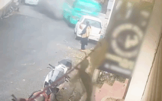 Video: Thoát chết thần kỳ khi tài xế xe khách say rượu tông gãy cột điện, hất tung người phụ nữ