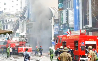 Video: Hàn cắt kim loại gây cháy nhà hàng ở trung tâm TP.HCM