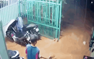 Video: Khoảnh khắc nước lũ tràn vào nhà dân ở Đà Nẵng, chỉ khoảng hai phút đã ngập lút xe máy