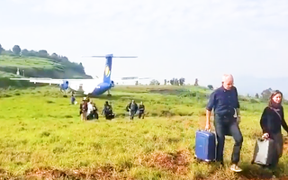Video: Máy bay 'đi lạc' vô bãi cỏ, hành khách tay xách nách mang đi bộ trở ra đường băng