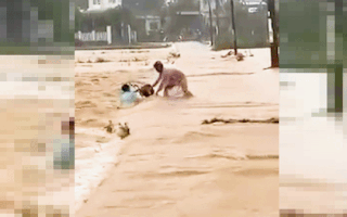 Video: Cứu người đàn ông đi xe máy điện bị lũ cuốn trôi ở Đà Nẵng