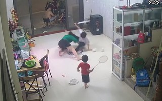 Chồng lấy ảnh vợ dọa là 'ông ộp' khiến hai con chạy mất dép