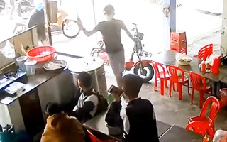 Video: Điều tra vụ nhóm thanh niên dùng gậy sắt đánh hai học sinh đang ngồi trong quán