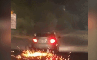 Video: Tài xế ô tô kéo lê xe máy hơn 10km tóe lửa trên đường, nạn nhân rớt lại phía sau