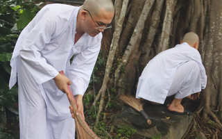 Video: MC Đại Nghĩa xuống tóc, đi khất thực ở Huế