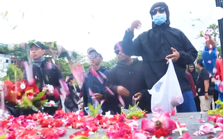 Video: Cổ động viên cầu nguyện cho các nạn nhân vụ giẫm đạp ở Indonesia làm 125 người chết