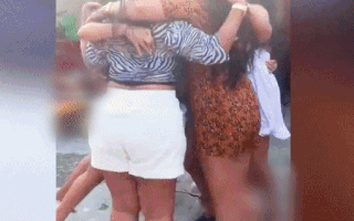 Video: Nhóm phụ nữ đang khiêu vũ, bất ngờ sụp hố
