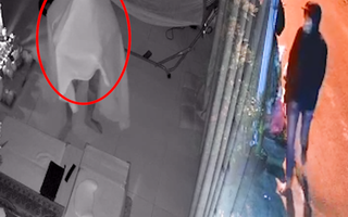 Video: Trộm ngụy trang như bóng ma để 'qua mặt' camera, lấy nhiều tài sản