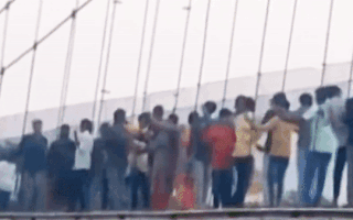 Video: Nhiều thanh niên rung lắc trước khi xảy ra sự cố sập cầu treo làm 90 người chết ở Ấn Độ