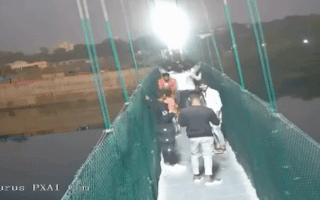 Video: Hình ảnh đứt cáp cầu treo, đổ sập xuống sông làm 132 người chết ở Ấn Độ