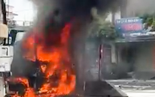Video: Xe tải đang dừng đèn đỏ bất ngờ bốc cháy dữ dội trên quốc lộ 1