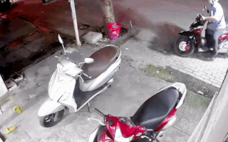 Video: Trộm xe SH bỏ chạy, cô gái đuổi theo bị kéo lê trên đường