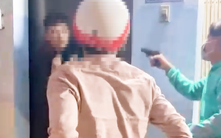 Video: Xác minh vụ nam thanh niên cầm vật giống súng dọa bắn người tại quán ăn ở Hóc Môn