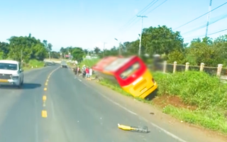 Video: Hai xe khách tông nhau trên quốc lộ 14, nhiều người đập kính thoát ra ngoài