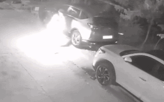 Video: Xe hơi đậu trước nhà, nửa đêm bị người lạ đổ xăng châm lửa đốt
