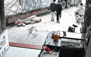 Video: Khoảnh khắc lốp xe container nổ như bom trên đường
