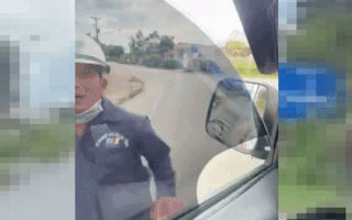 Video: Xe cứu thương hú còi inh ỏi, người đi xe máy vẫn lạng lách, khiêu khích