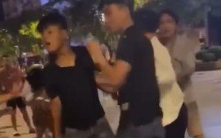 Video: Nhóm người bán hàng rong đánh hội đồng hai thanh niên ở phố đi bộ Nguyễn Huệ, tấn công cả phụ nữ