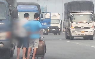 Video: ‘Chợ dầu’ ở nơi cấm dừng, đỗ đầu đường cao tốc TP.HCM - Trung Lương