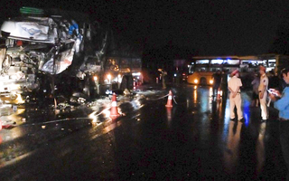 Video: Hiện trường xe giường nằm đấu đầu xe tải, 2 người chết, 13 người bị thương