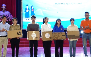 Video: 71 tân sinh viên khó khăn khu vực Bắc Trung Bộ nhận học bổng Tiếp sức đến trường
