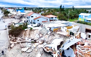 Video: Cận cảnh những dãy nhà đổ sập xuống biển sau cơn bão lịch sử ở Mỹ