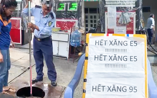 Video: Đo bồn kiểm tra nhiều cửa hàng treo bảng ‘hết xăng’ ở TP.HCM