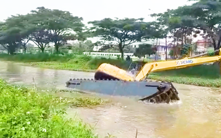 Video: Khoảnh khắc dòng nước chảy mạnh làm máy đào bị lật, chìm xuống sông