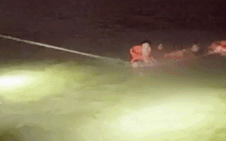 Video: Hiện trường cảnh sát cứu người phụ nữ nhảy cầu Chương Dương xuống sông Hồng