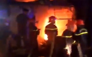 Video: Cháy nhà trong đêm, người mẹ và con gái 7 tuổi tử vong