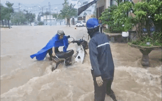 Video: Quy Nhơn ngập tơi bời, nhiều xe máy bị cuốn trôi sau cơn mưa kéo dài từ đêm đến trưa 20-11