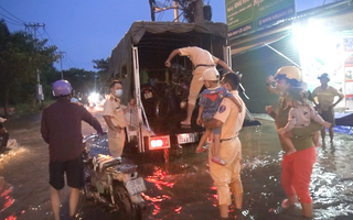 Video: CSGT dùng ôtô tải đưa xe máy và người dân qua đoạn ngập sâu ở Nhà Bè