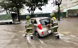 Video: Mưa lớn cuối mùa, nhiều tuyến đường TP Vinh ngập nặng