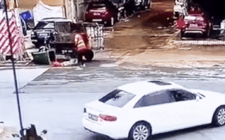 Video: Camera ghi lại tình huống công nhân vệ sinh thoát nạn trong gang tấc