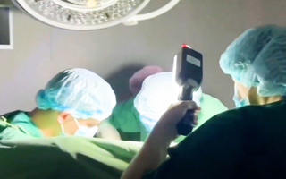 Video: Bệnh viện ở thủ đô Kiev trúng tên lửa, bác sĩ soi đèn pin mổ tim cho bệnh nhi