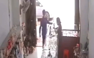 Video: Trích xuất camera tên cướp lấy cát ném vào mặt người bán vàng để cướp dây chuyền