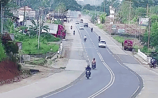 Video: Con chó bất ngờ lao ra đường nhanh 'như tên bắn', tông vào xe máy khiến hai người ngã sõng soài