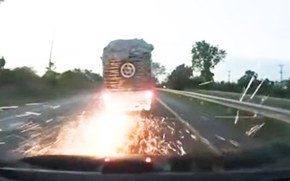 Video: Xe bán tải nổ lốp, tóe lửa rồi lật ngang trên đường