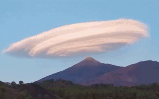 Video: Khoảnh khắc 'mây đĩa bay' lơ lửng trên đỉnh núi lúc chiều tối