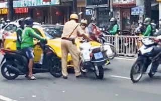 Video: Truy tìm tài xế lái 'siêu xe' tông ngã xe CSGT, gây náo loạn đường phố ở TP.HCM