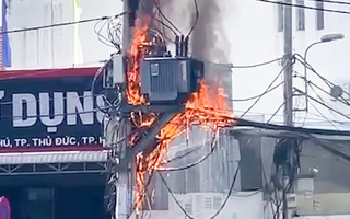 Video: Cháy tại trụ điện trước gara ô tô, điện nổ lộp bộp làm nhiều người hốt hoảng