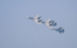 Video: Xem tiêm kích Su30-MK2 và trực thăng Mi diễn tập trên bầu trời Hà Nội