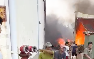 Video: Xưởng sản xuất nội thất bốc cháy, hàng trăm mét vuông tường đổ sập ở TP Thủ Đức