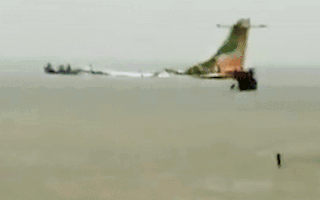 Video: Máy bay chở khách lao xuống hồ, cứu được 15 người, khả năng còn người kẹt bên trong