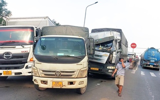 Video: Hiện trường 3 xe tải va chạm trên quốc lộ 1 gần cầu vượt Dầu Giây, ùn tắc kéo dài