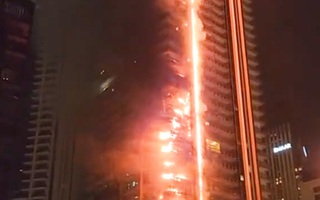 Video: Tòa nhà 35 tầng bốc cháy dữ dội ở Dubai, chưa rõ thương vong